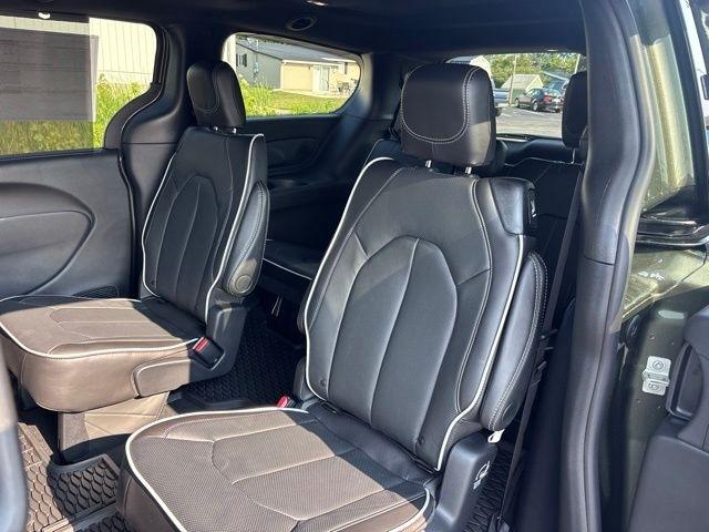 Chrysler Pacifica Limited FWD 2027