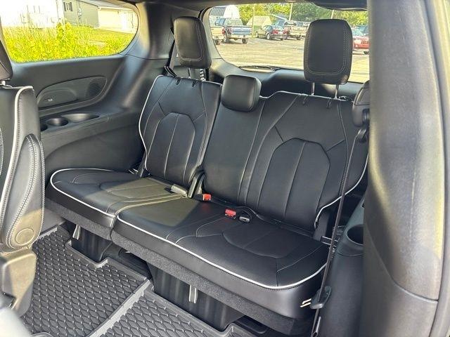Chrysler Pacifica Limited FWD 2027