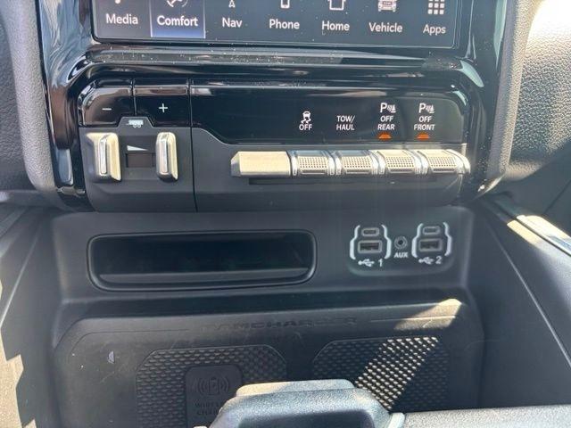 RAM 1500 Laramie 4x4 Crew Cab 5'7" Box 2023