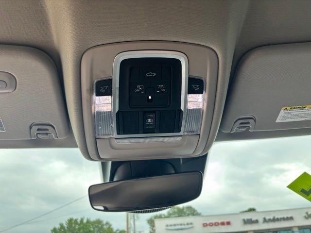 RAM 1500 Laramie 4x4 Crew Cab 5'7" Box 2022