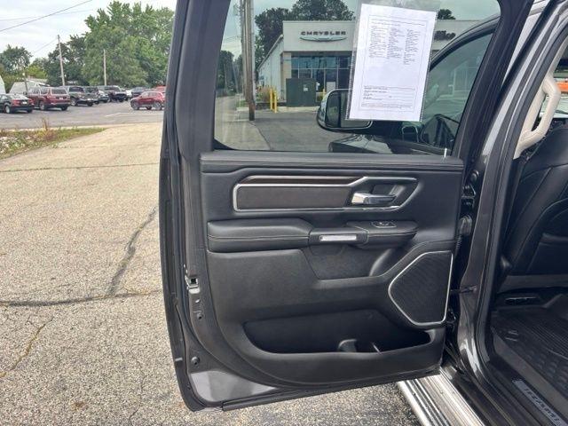 RAM 1500 Laramie 4x4 Crew Cab 5'7" Box 2022