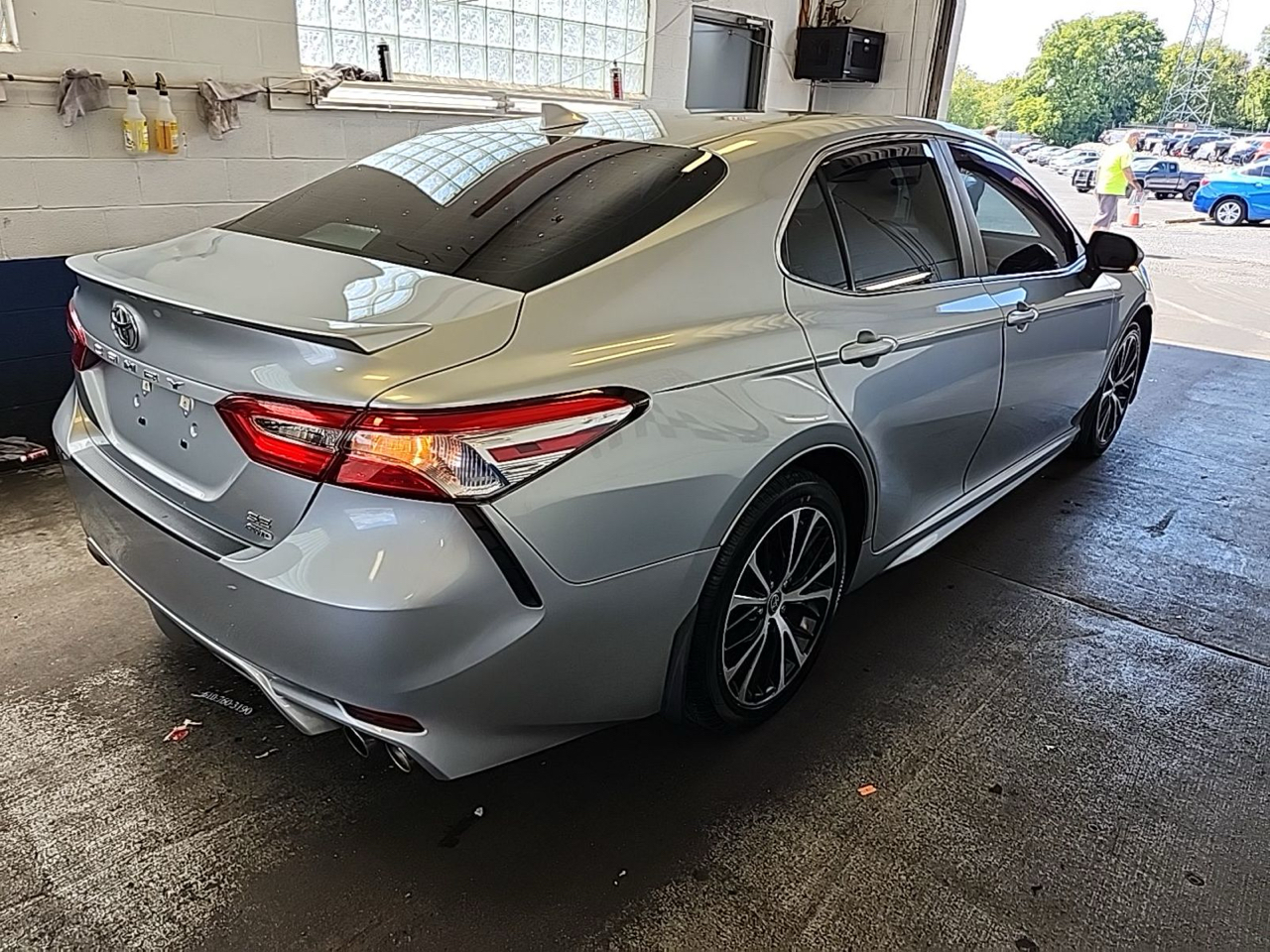 2020 Toyota Camry SE photo 4