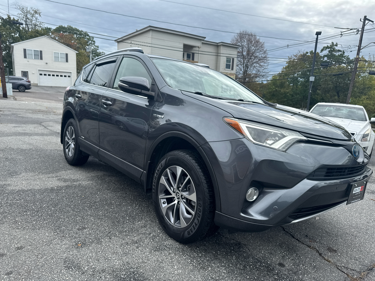 2016 Toyota RAV4 Hybrid XLE photo 4