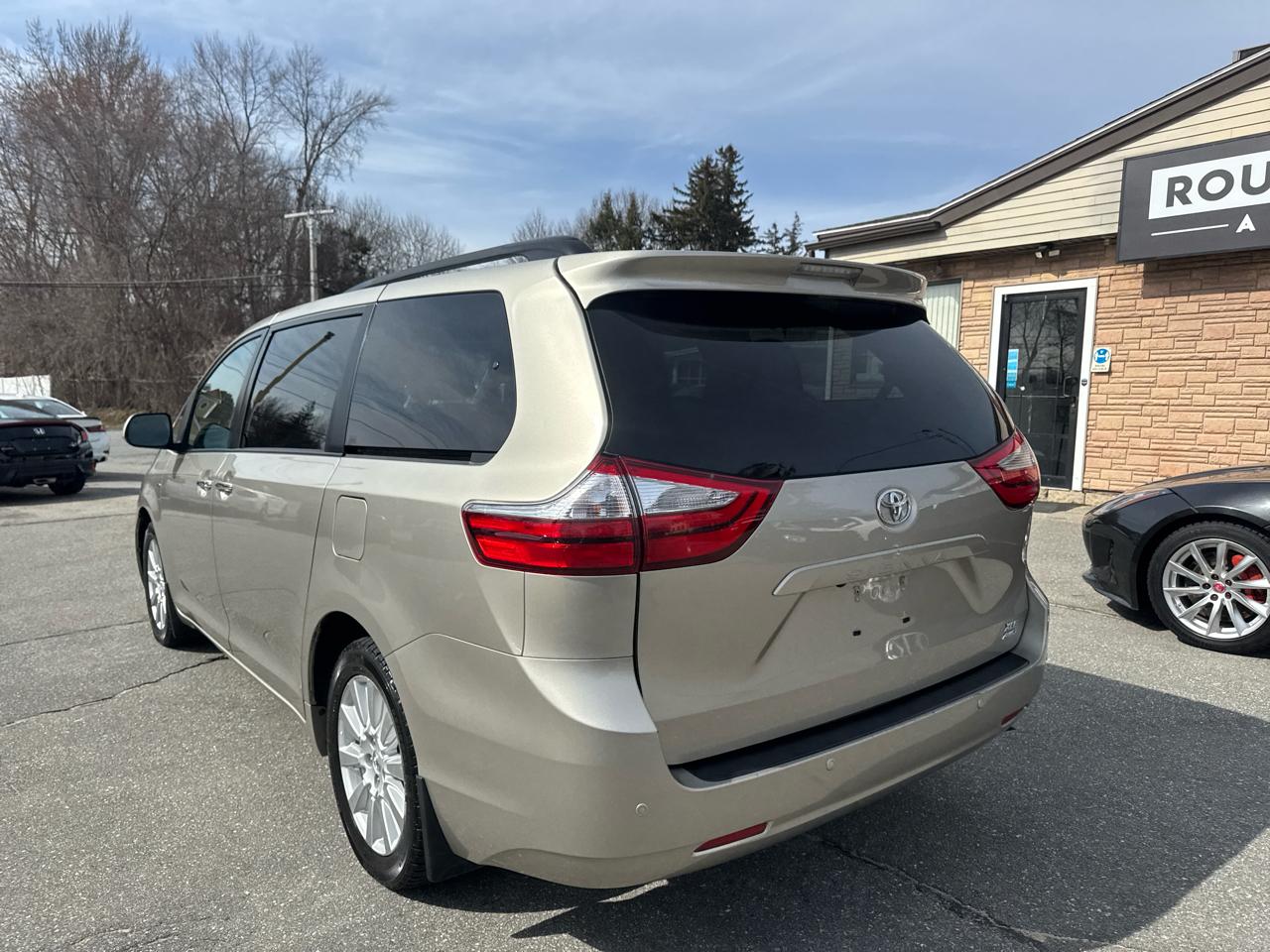 Toyota Sienna  2017