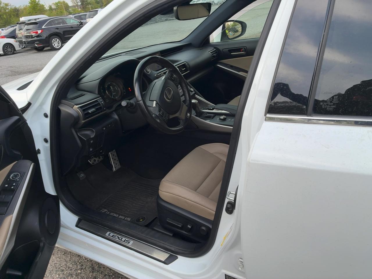 Lexus IS  2019