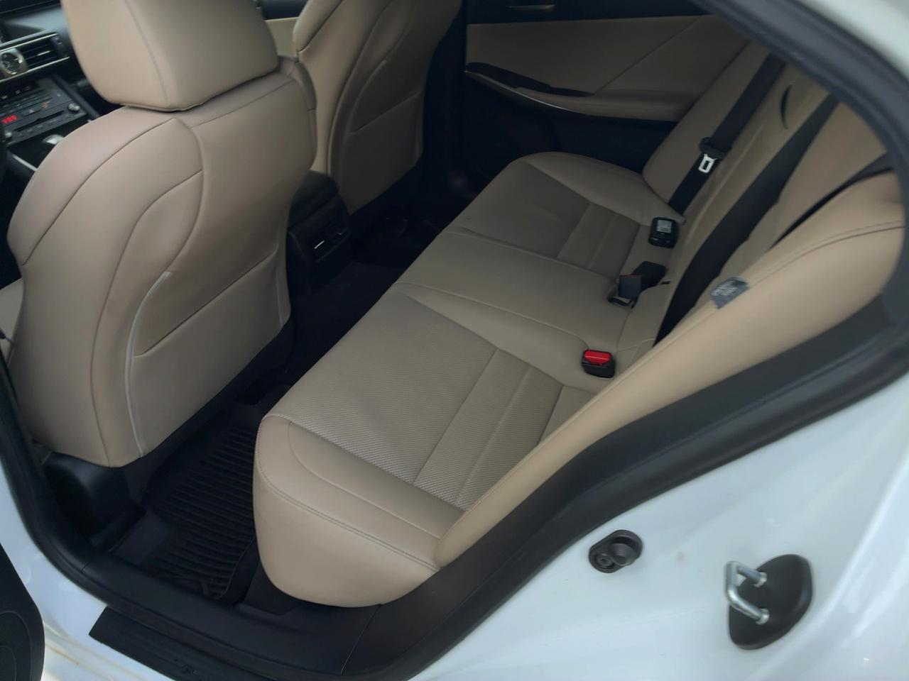 Lexus IS  2019
