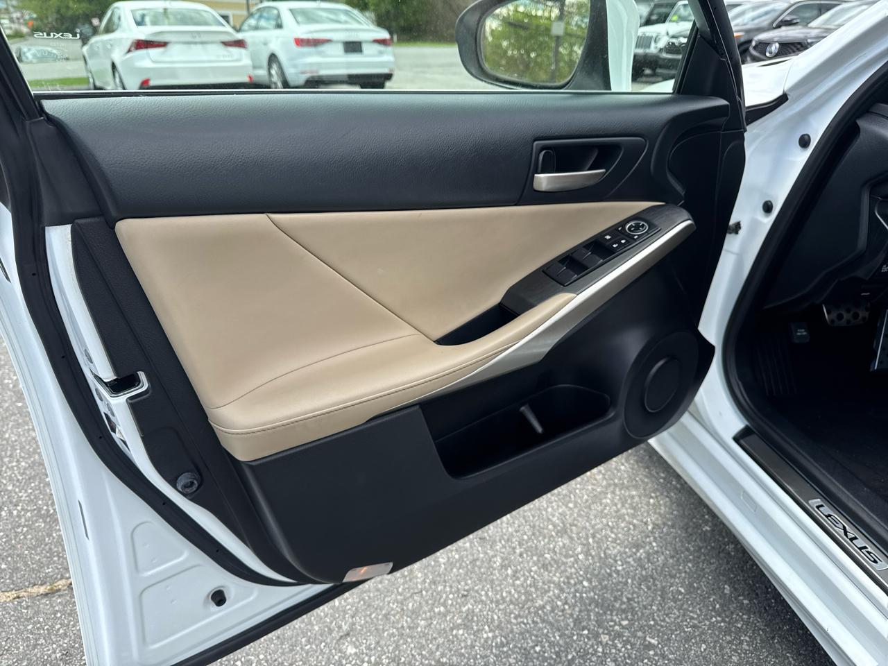 Lexus IS  2019