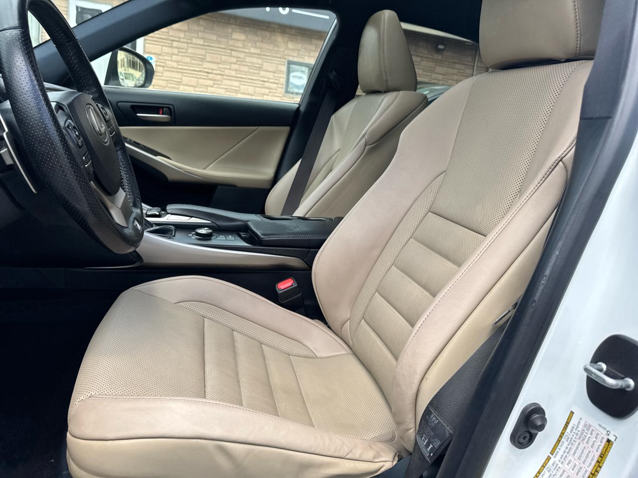 Lexus IS  2019