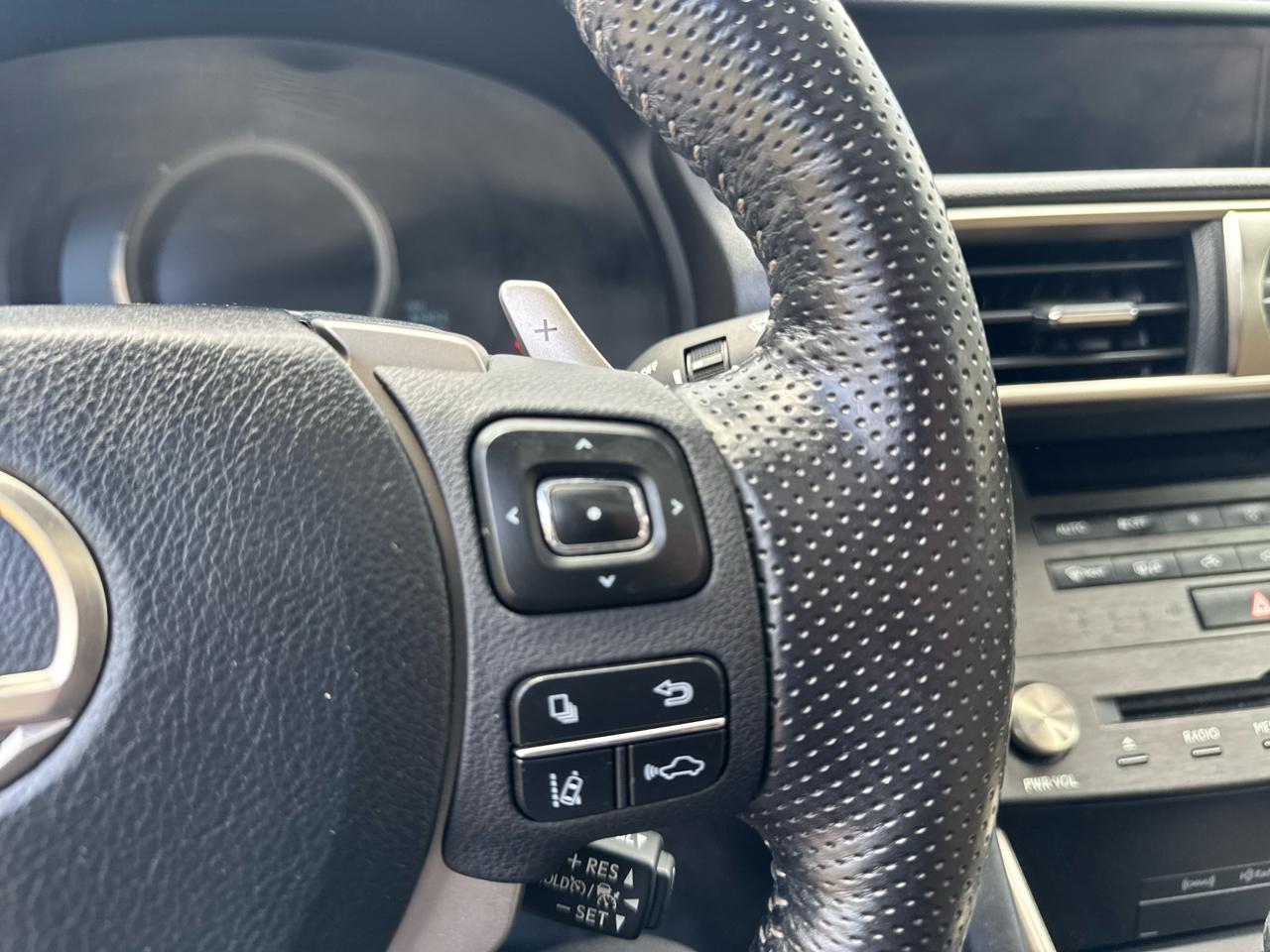 Lexus IS  2019