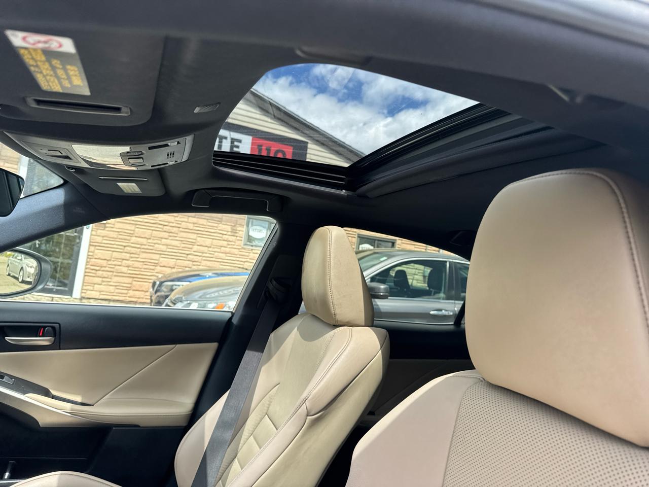 Lexus IS  2019
