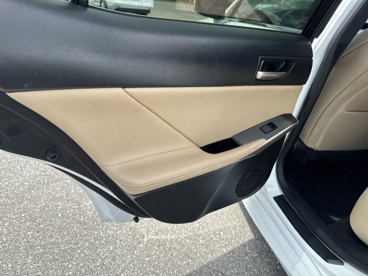 Lexus IS  2019