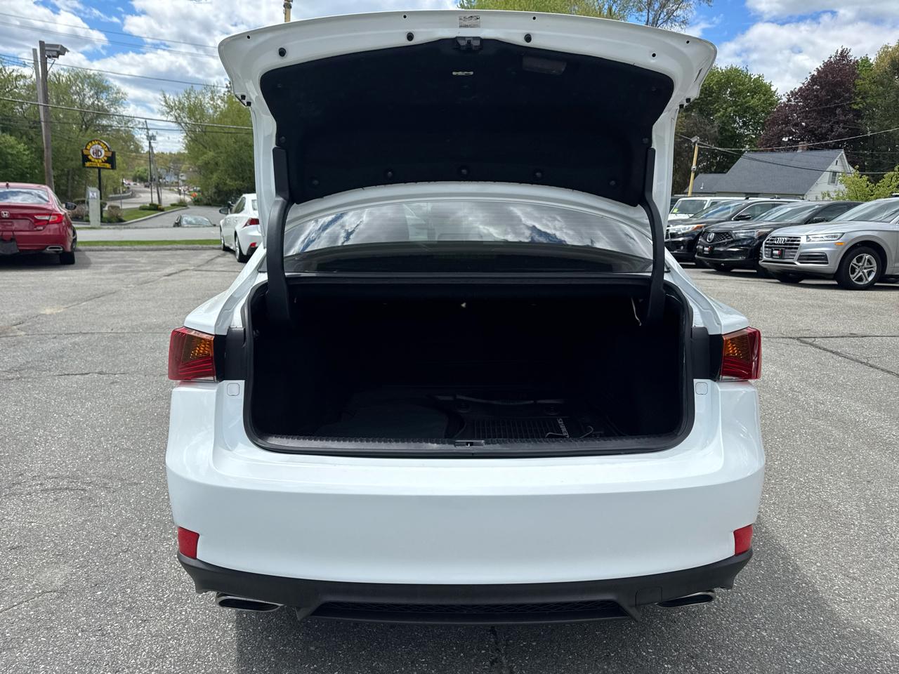 Lexus IS  2019