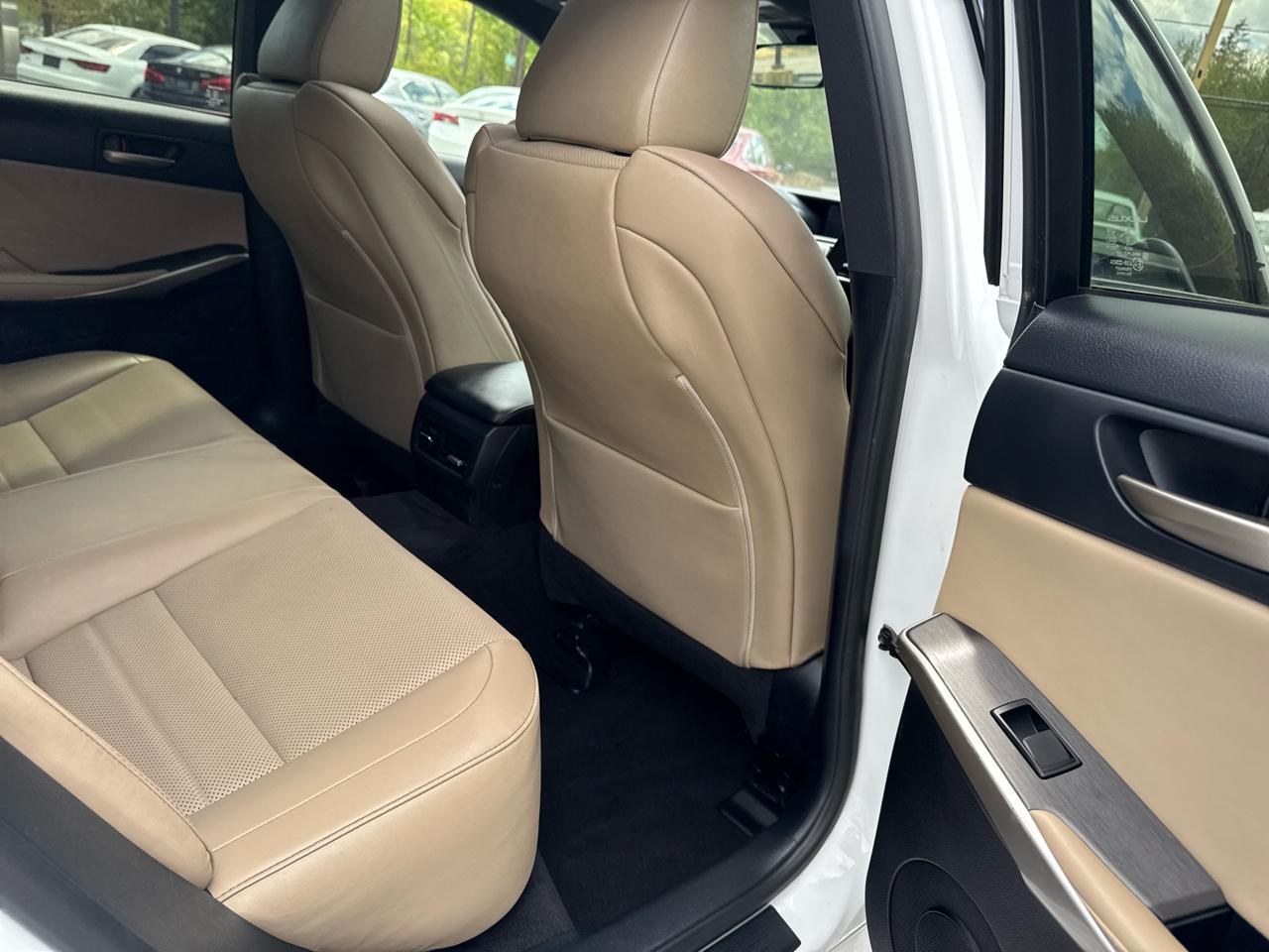 Lexus IS  2019