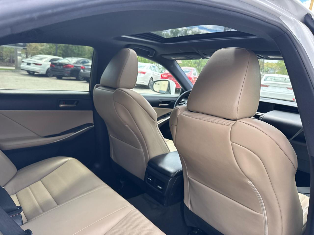 Lexus IS  2019