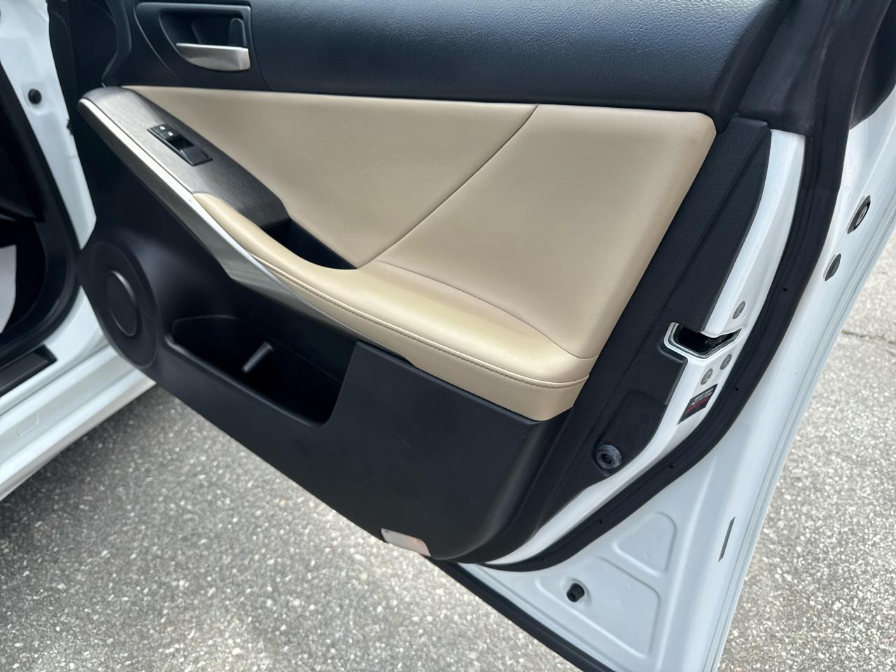Lexus IS  2019