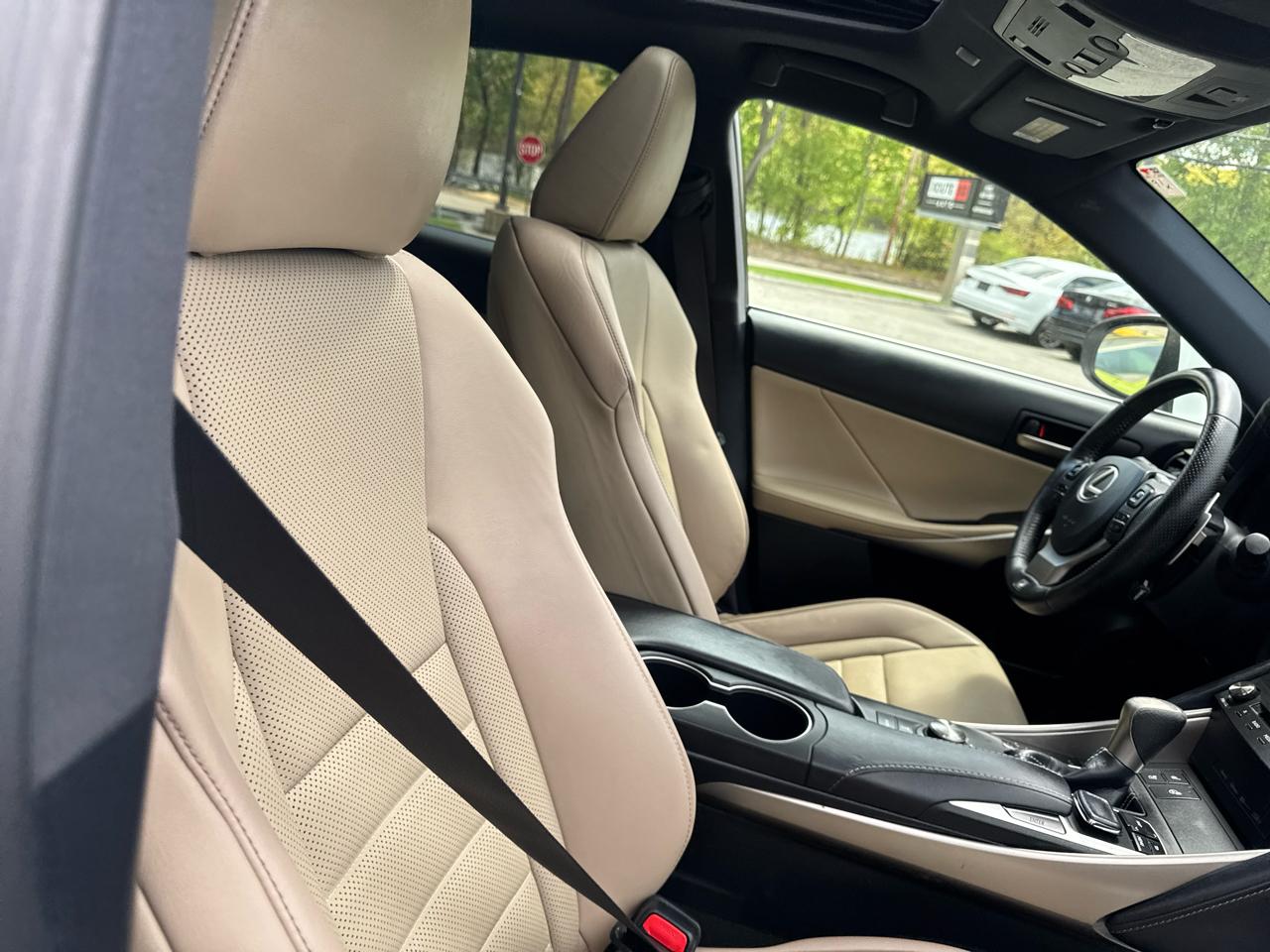 Lexus IS  2019