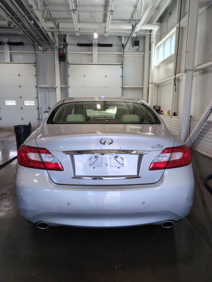 Infiniti M37  2013