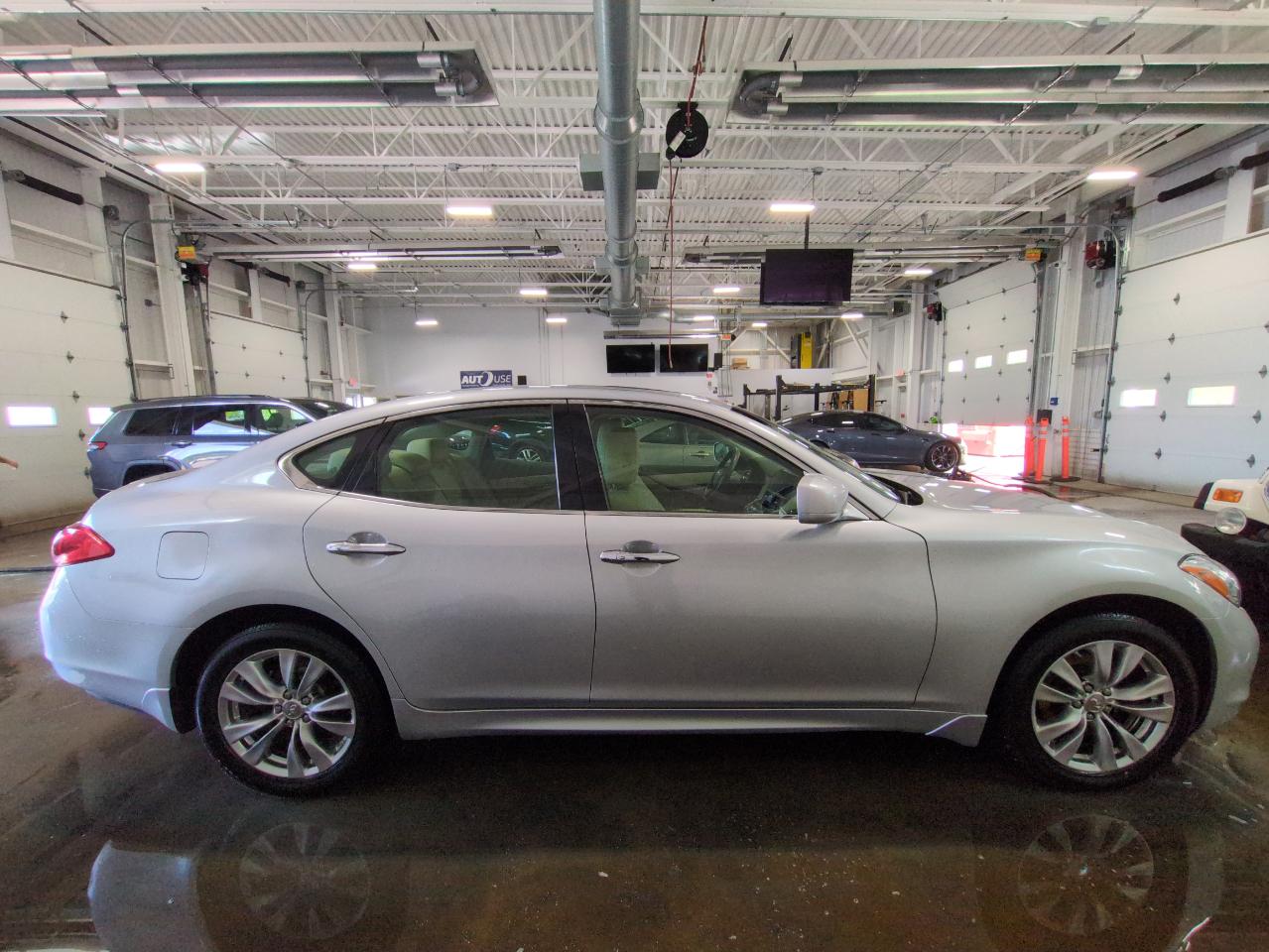 Infiniti M37  2013