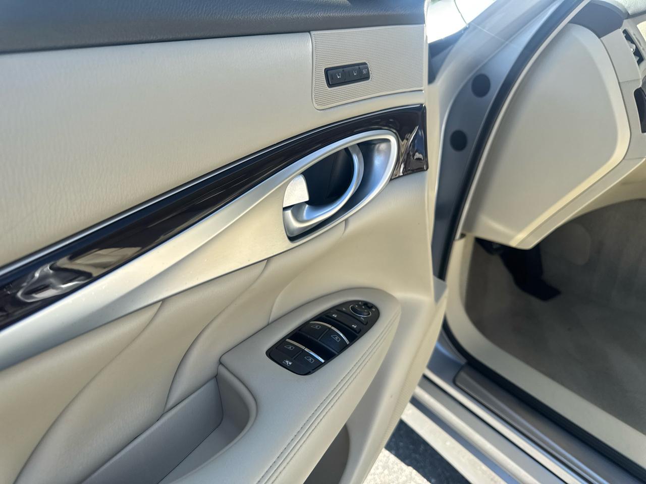 Infiniti M37  2013