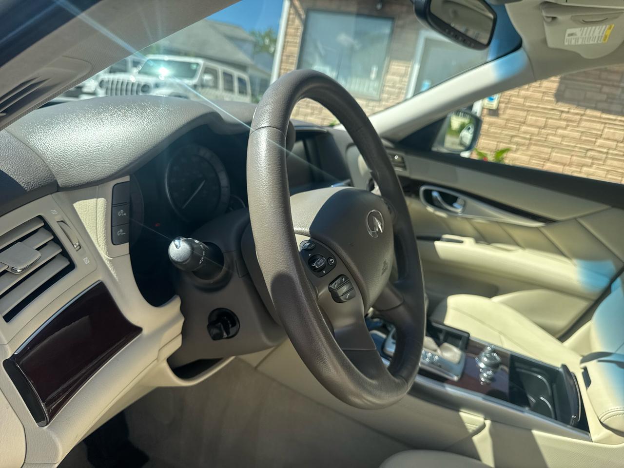 Infiniti M37  2013