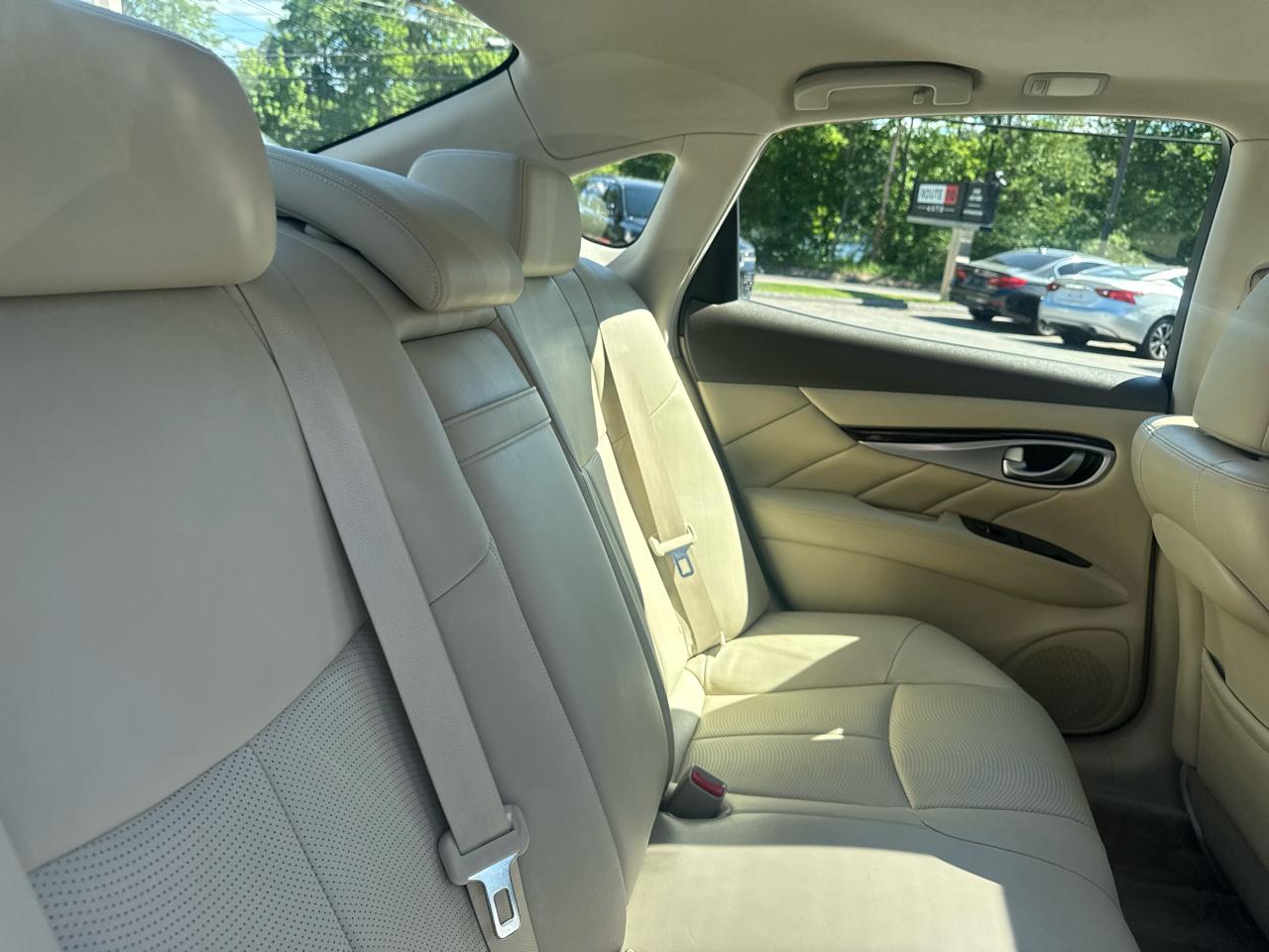 Infiniti M37  2013