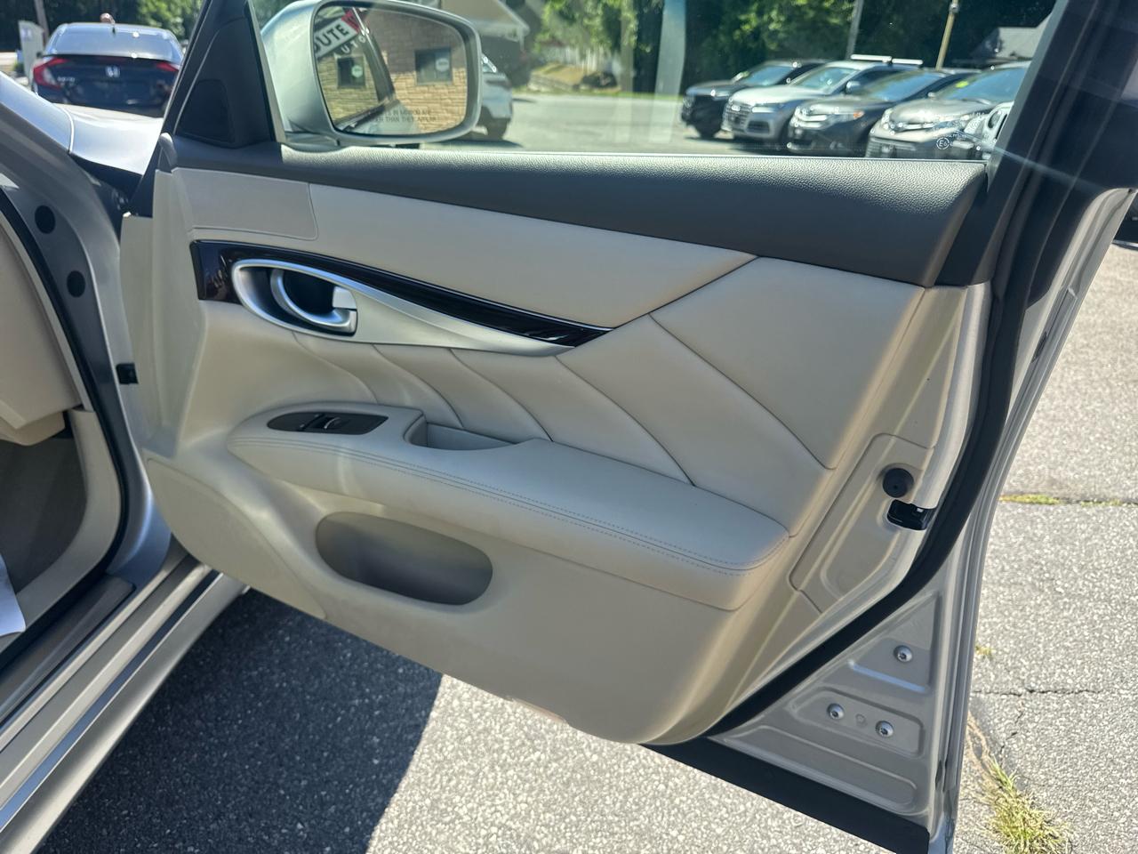 Infiniti M37  2013