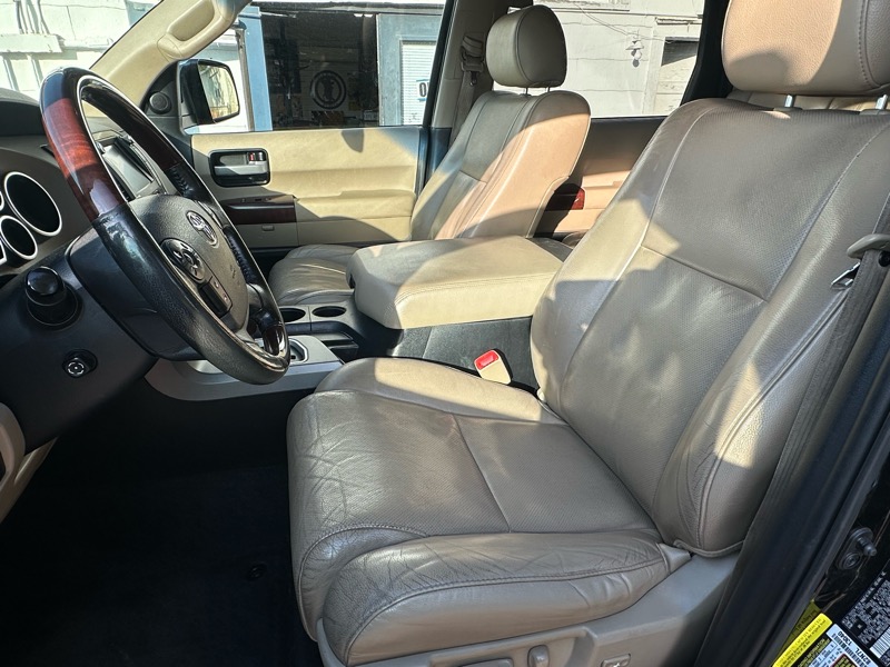 Toyota Sequoia Plantium 4WD FFV 2013 Toyota Sequoia Plantium 4WD FFV 2013