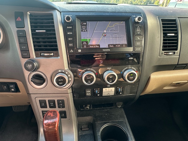 Toyota Sequoia Plantium 4WD FFV 2013 Toyota Sequoia Plantium 4WD FFV 2013