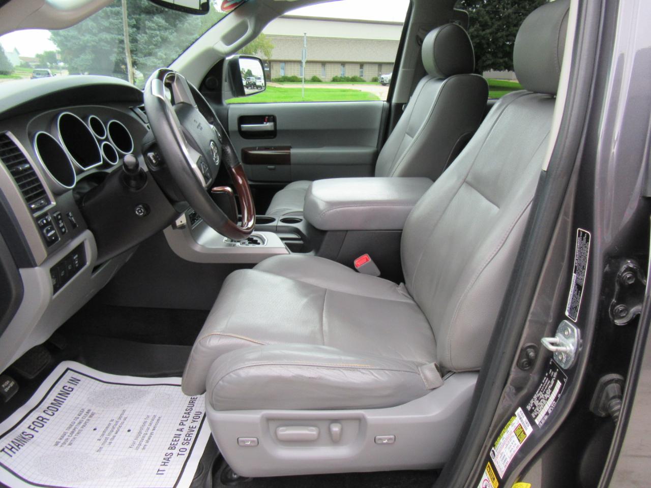 Toyota Sequoia Plantium 4WD FFV 2015