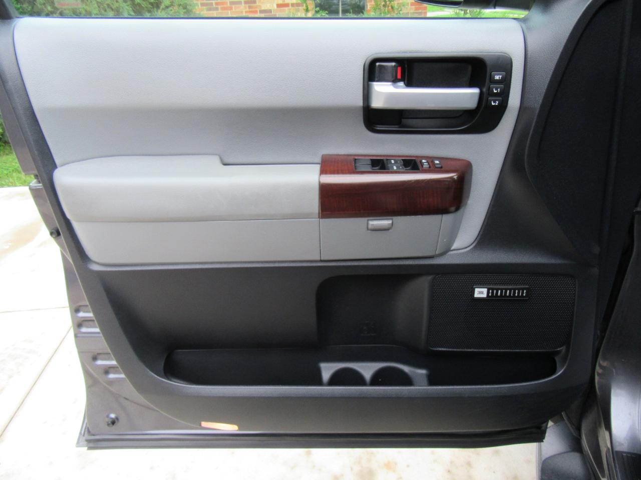 Toyota Sequoia Plantium 4WD FFV 2015