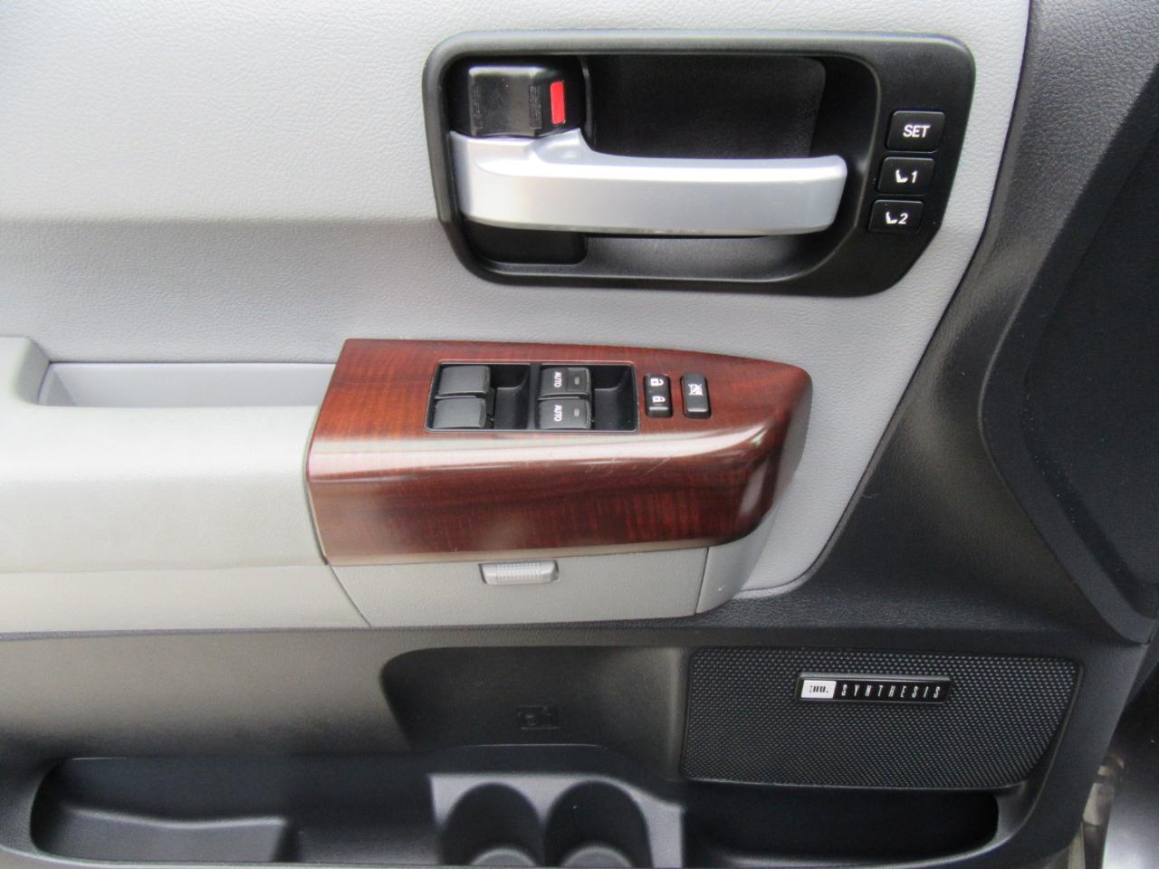 Toyota Sequoia Plantium 4WD FFV 2015