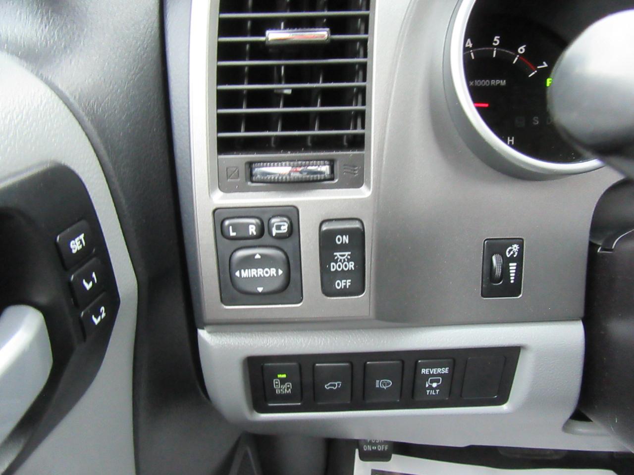Toyota Sequoia Plantium 4WD FFV 2015