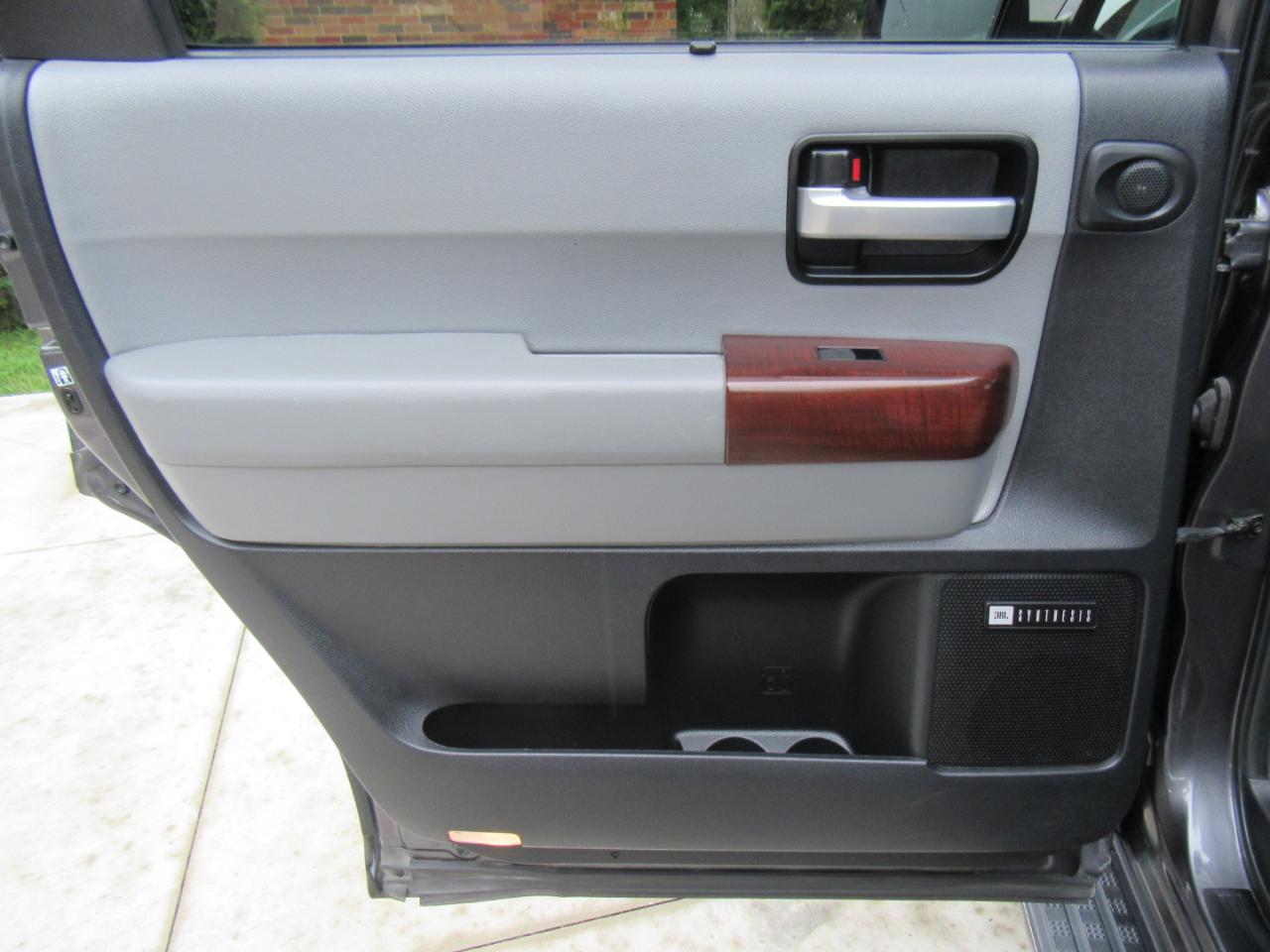 Toyota Sequoia Plantium 4WD FFV 2015