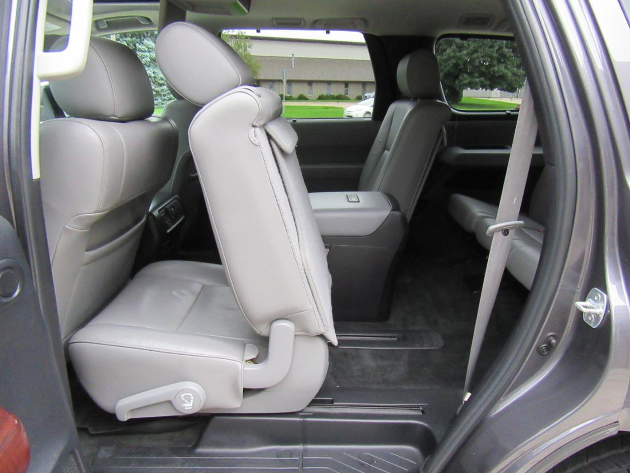 Toyota Sequoia Plantium 4WD FFV 2015
