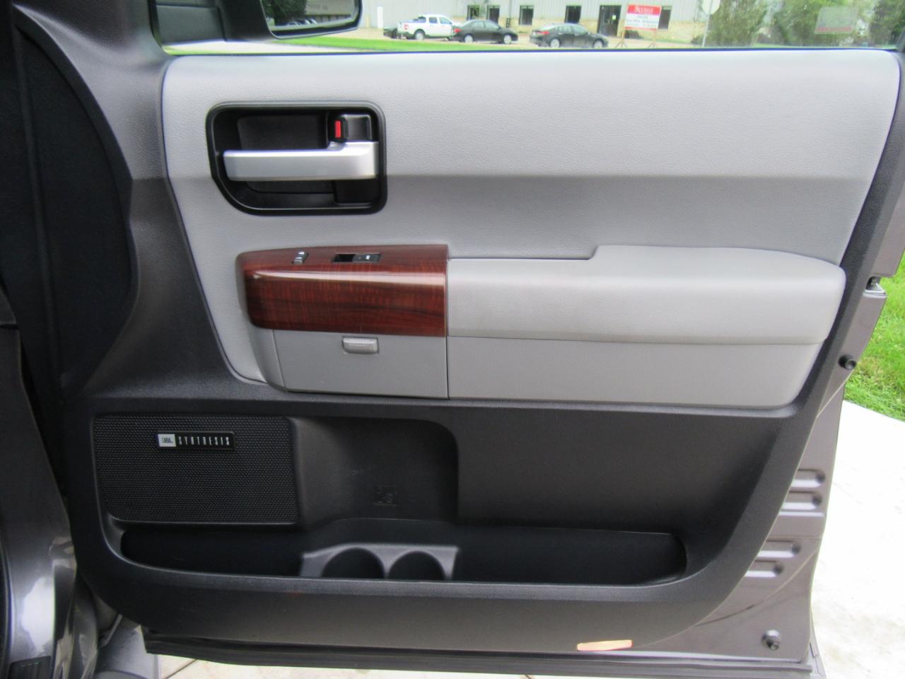Toyota Sequoia Plantium 4WD FFV 2015