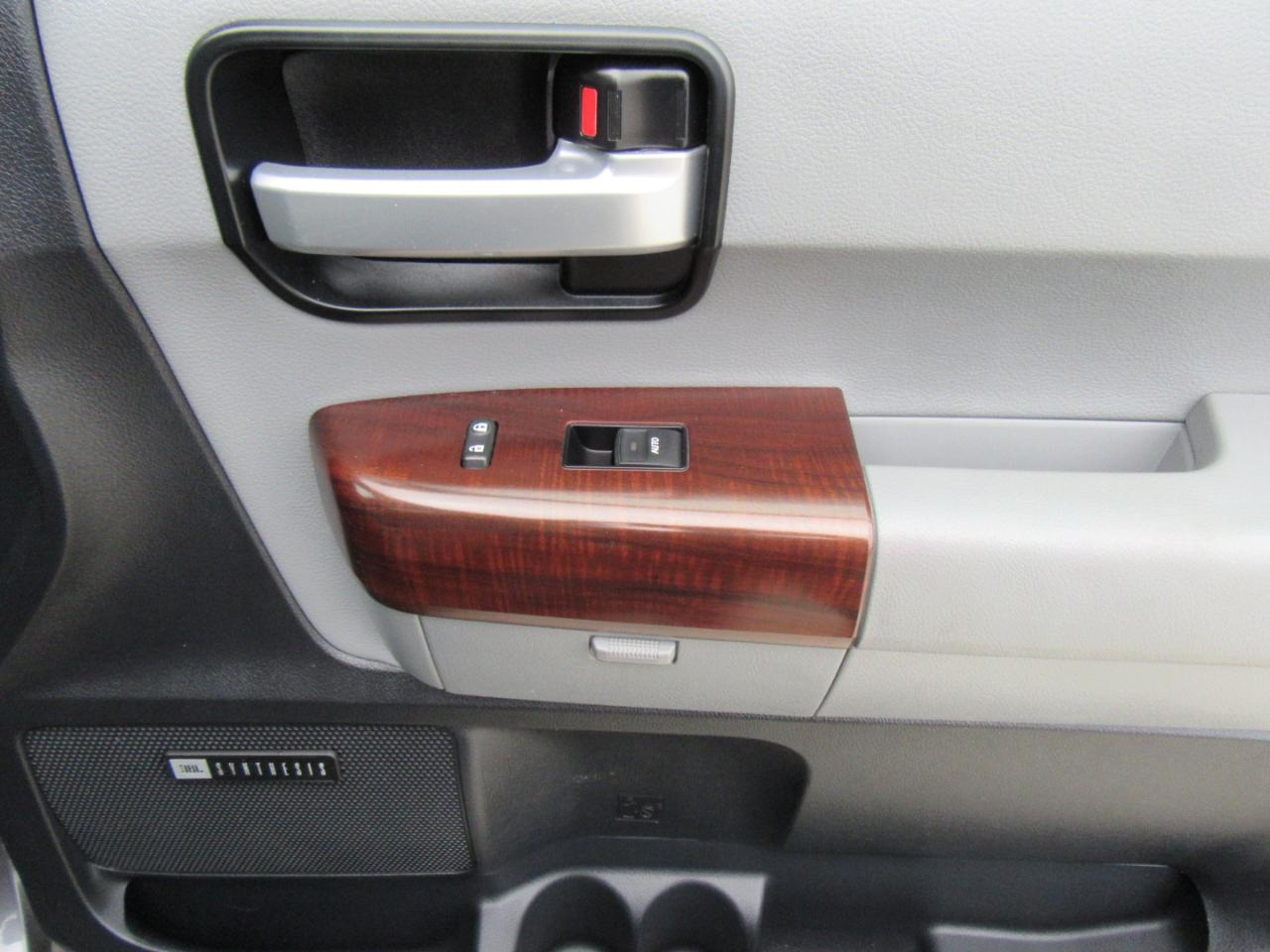 Toyota Sequoia Plantium 4WD FFV 2015