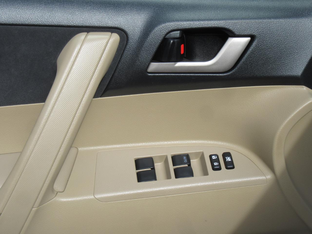 Toyota Highlander Hybrid 4WD 2011