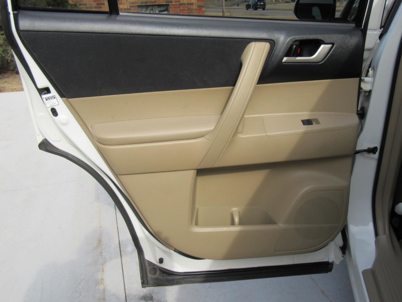 Toyota Highlander Hybrid 4WD 2011