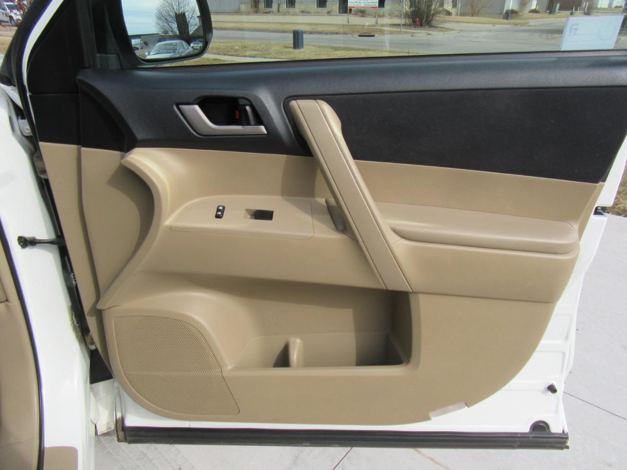 Toyota Highlander Hybrid 4WD 2011