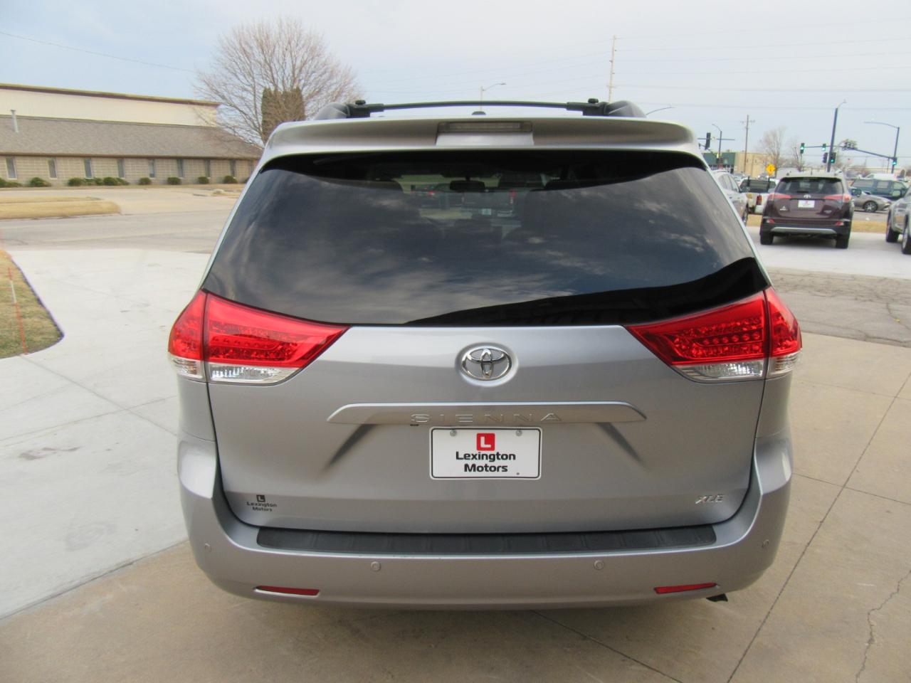 Toyota Sienna XLE FWD 8-Passenger V6 2014