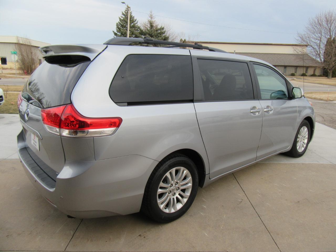 Toyota Sienna XLE FWD 8-Passenger V6 2014