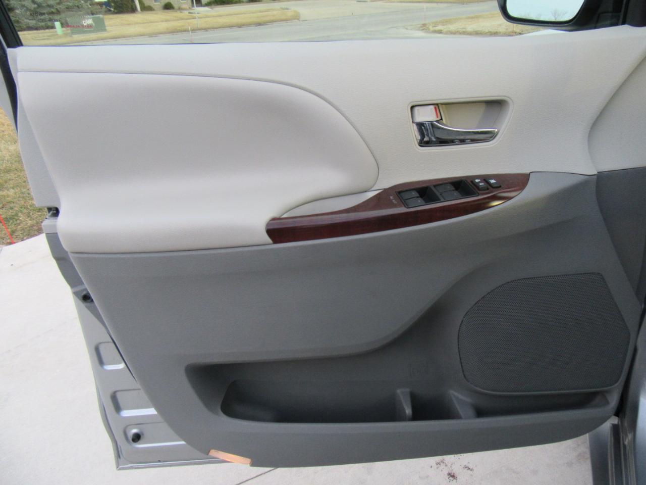 Toyota Sienna XLE FWD 8-Passenger V6 2014