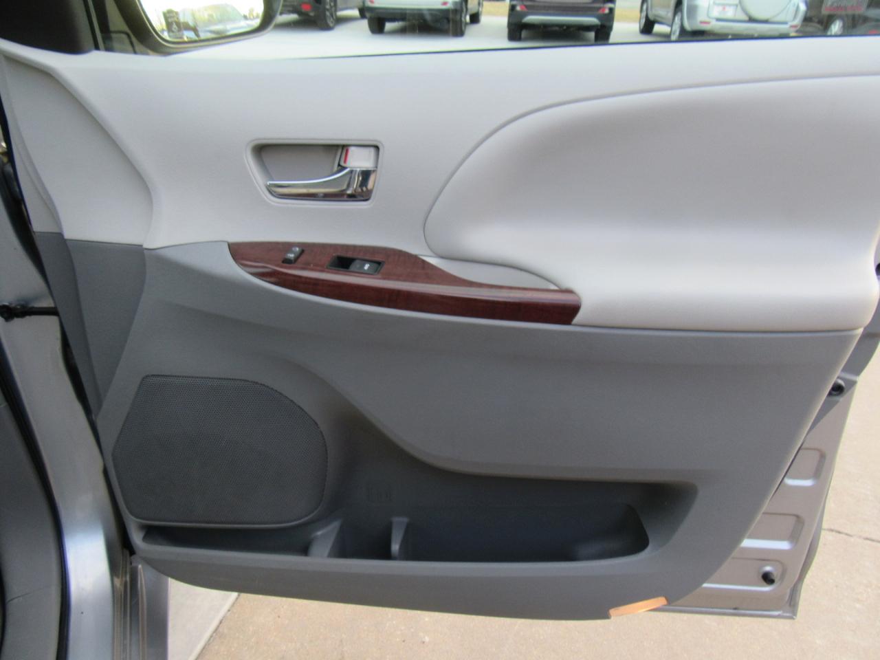 Toyota Sienna XLE FWD 8-Passenger V6 2014