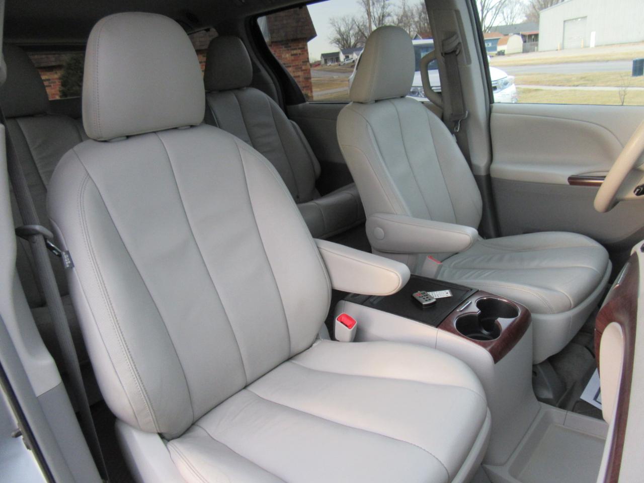 Toyota Sienna XLE FWD 8-Passenger V6 2014
