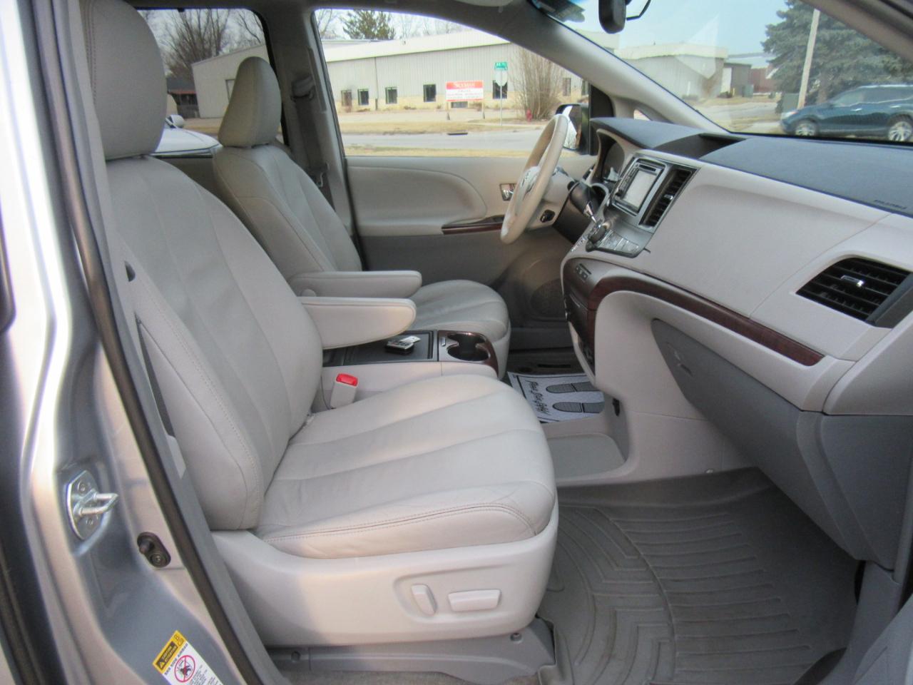Toyota Sienna XLE FWD 8-Passenger V6 2014