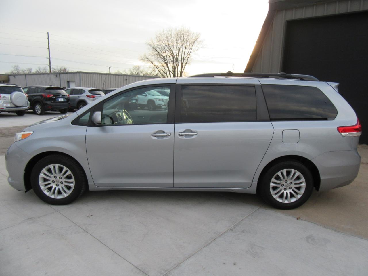 Toyota Sienna XLE FWD 8-Passenger V6 2014