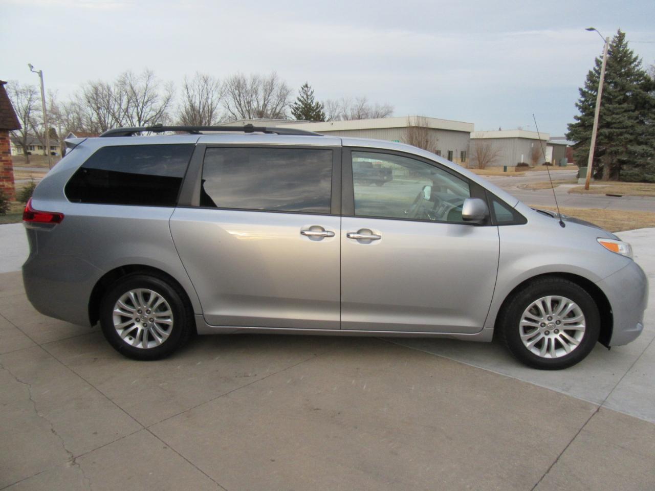 Toyota Sienna XLE FWD 8-Passenger V6 2014