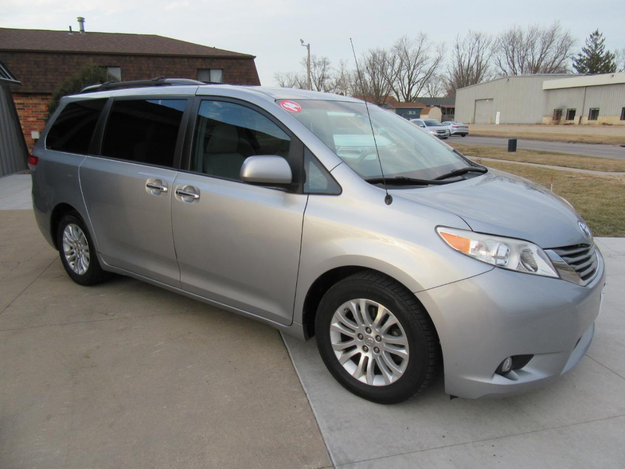 Toyota Sienna XLE FWD 8-Passenger V6 2014