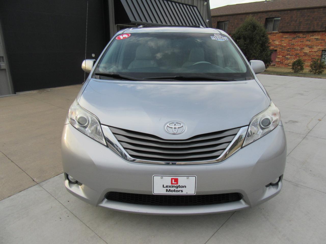 Toyota Sienna XLE FWD 8-Passenger V6 2014