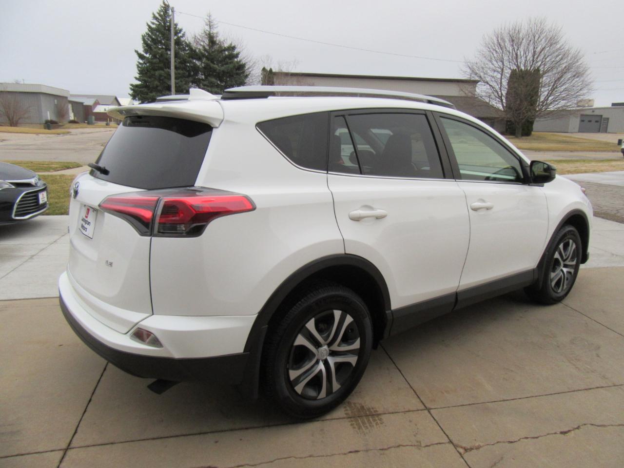 Toyota RAV4 LE FWD 2017